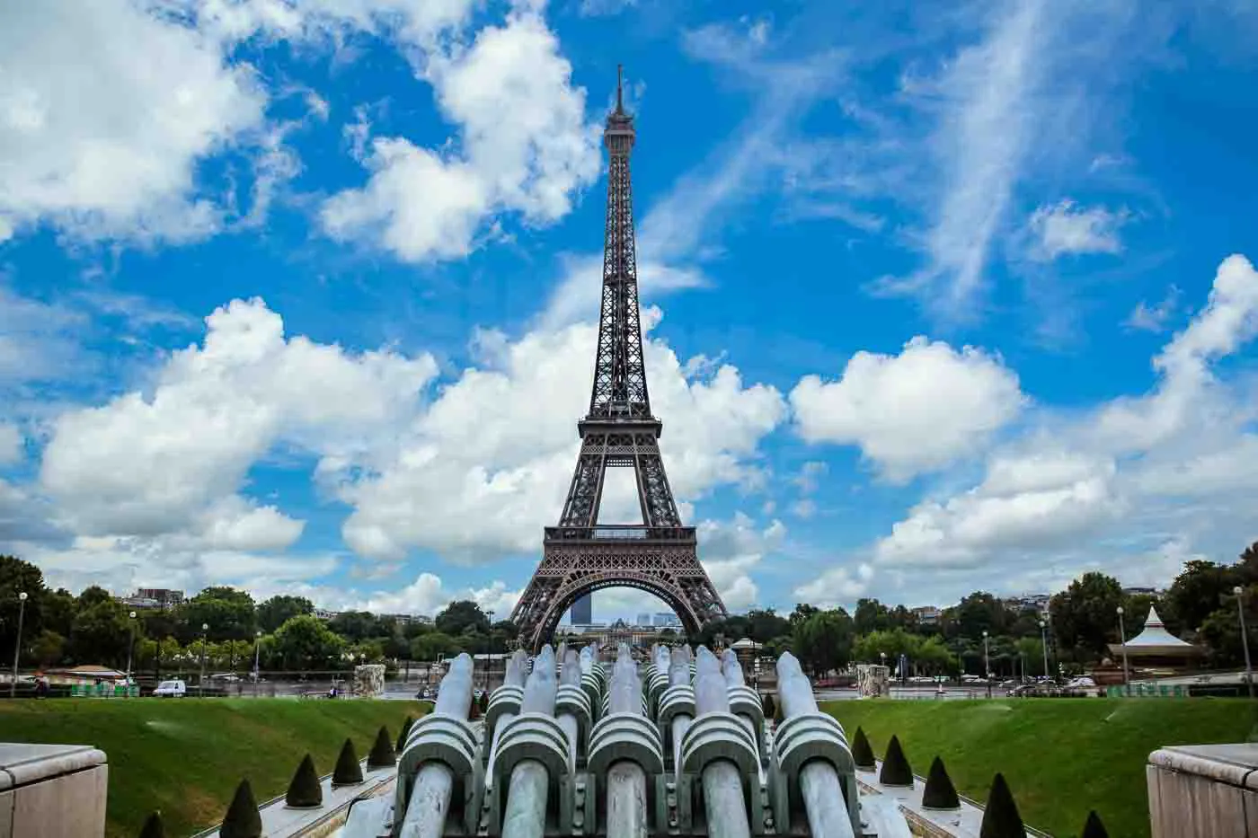 canons-du-trocadero-vers-la-tour-eiffel-a-paris-en-ile-de-france