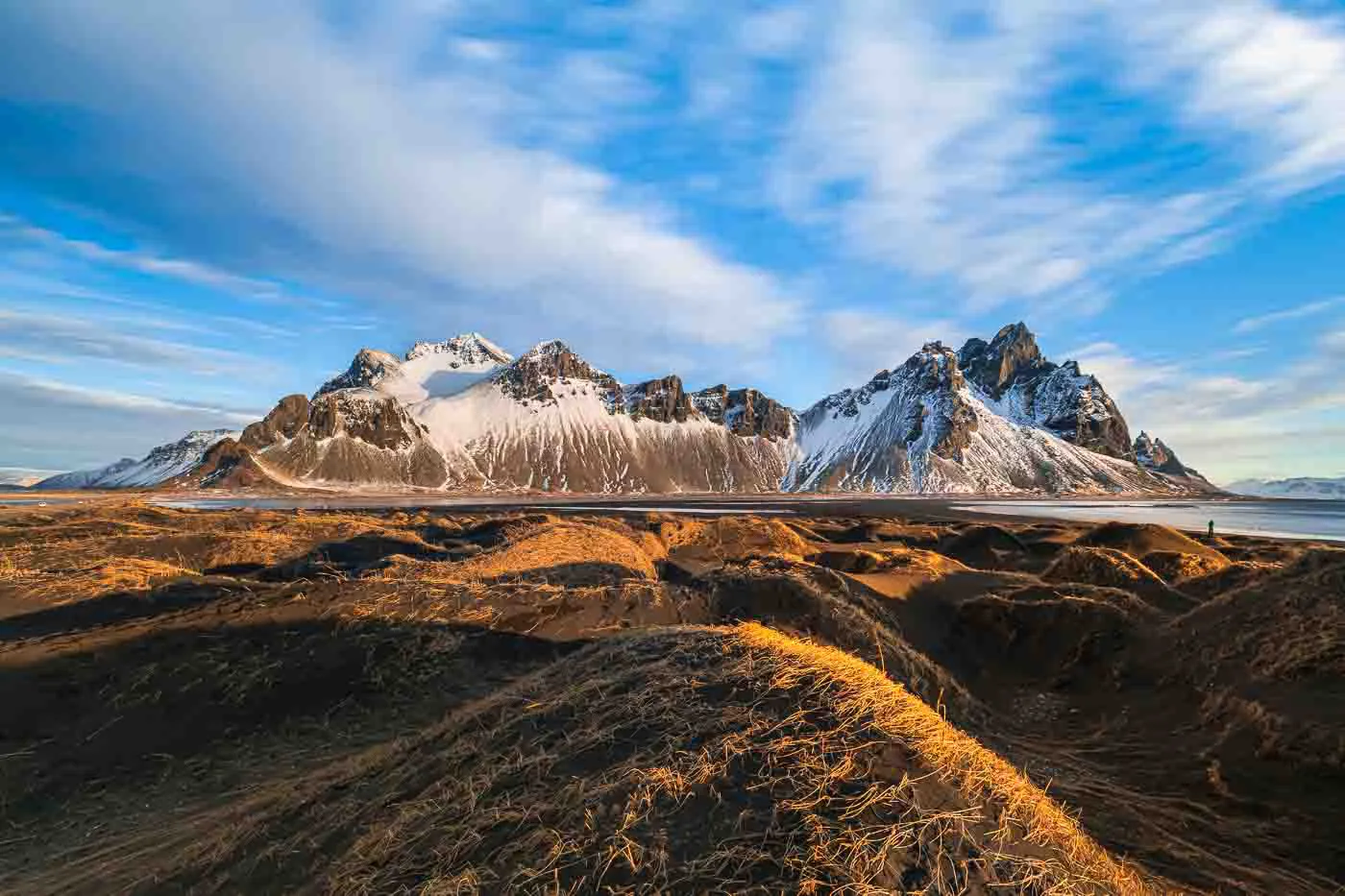 dans-les-dunes-de-la-montagne-vestrahorn-a-stoksness-pres-de-hofn-islande