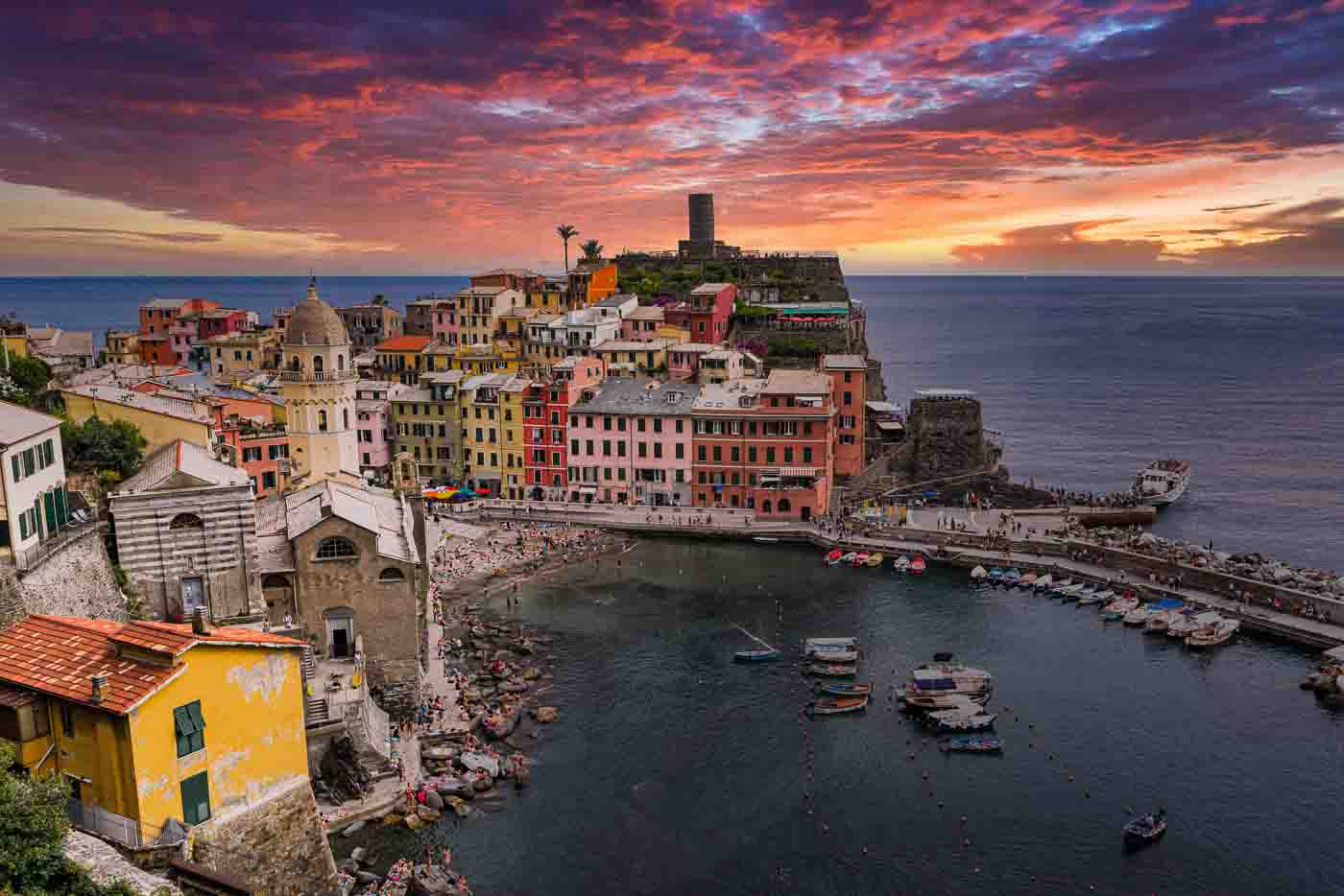 paysage-de-vernazza-au-coucher-de-soleil-parc-des-cinque-terre-en-italie