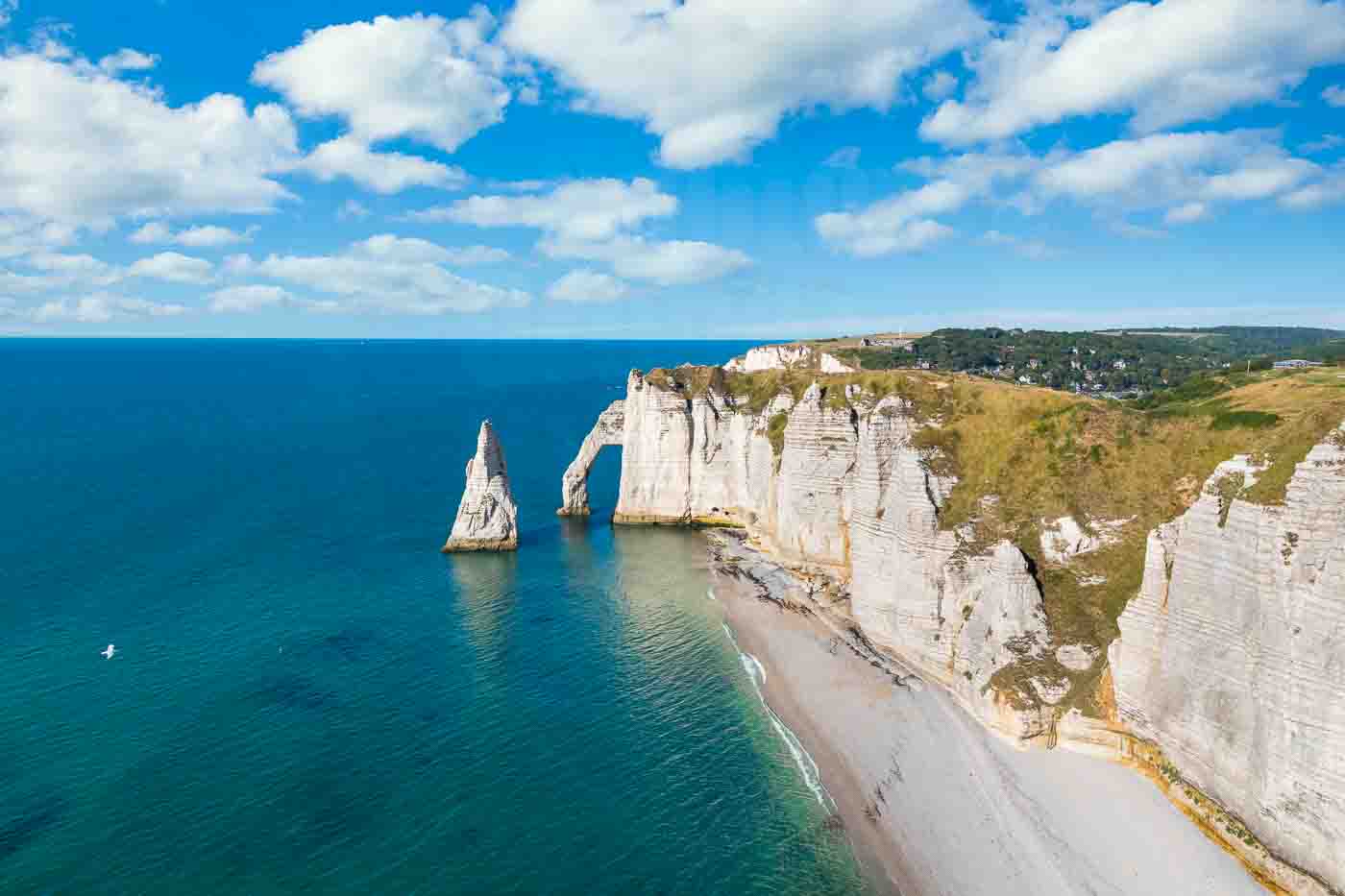 paysage-des-falaises-a-etretat-en-normandie