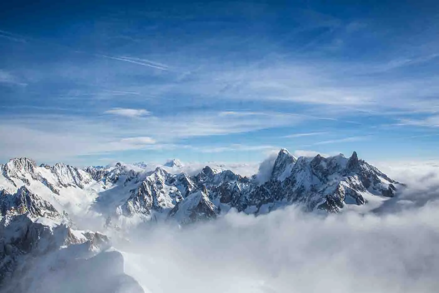 paysage-incroyable-au-sommet-de-l-aiguille-du-midi-a-chamonix-mont-blanc