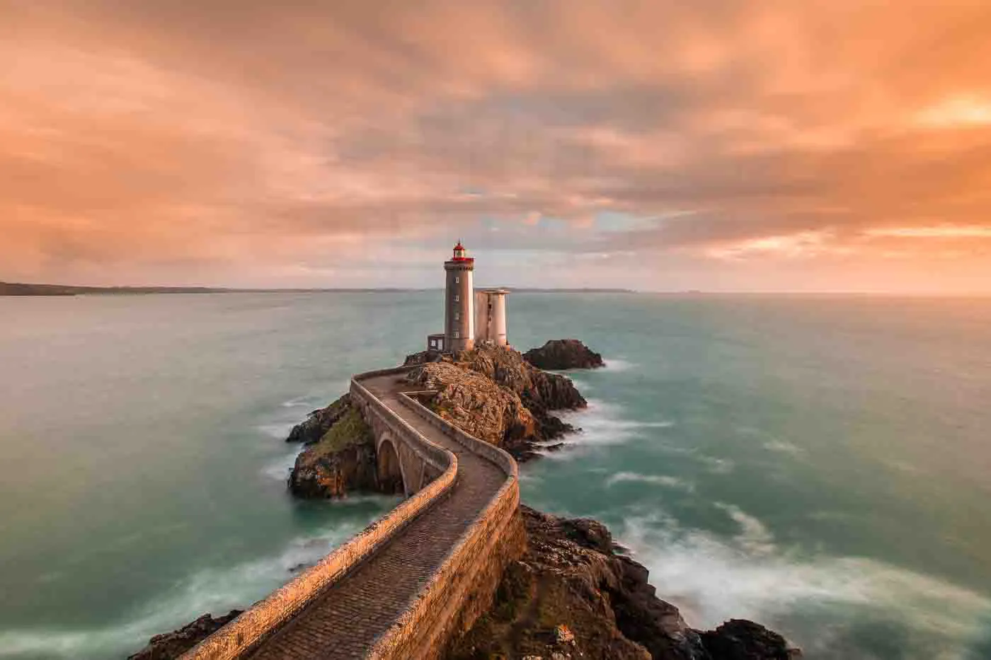 phare-du-petit-minou-au-coucher-de-soleil-a-plouzane-finistere-en-bretagne