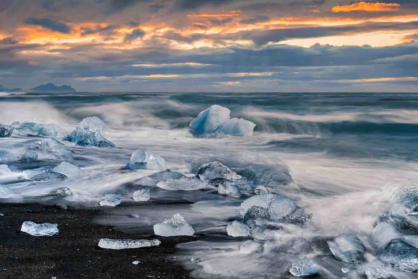 pose-longue-a-diamond-beach-pres-de-jokulsarlon-islande