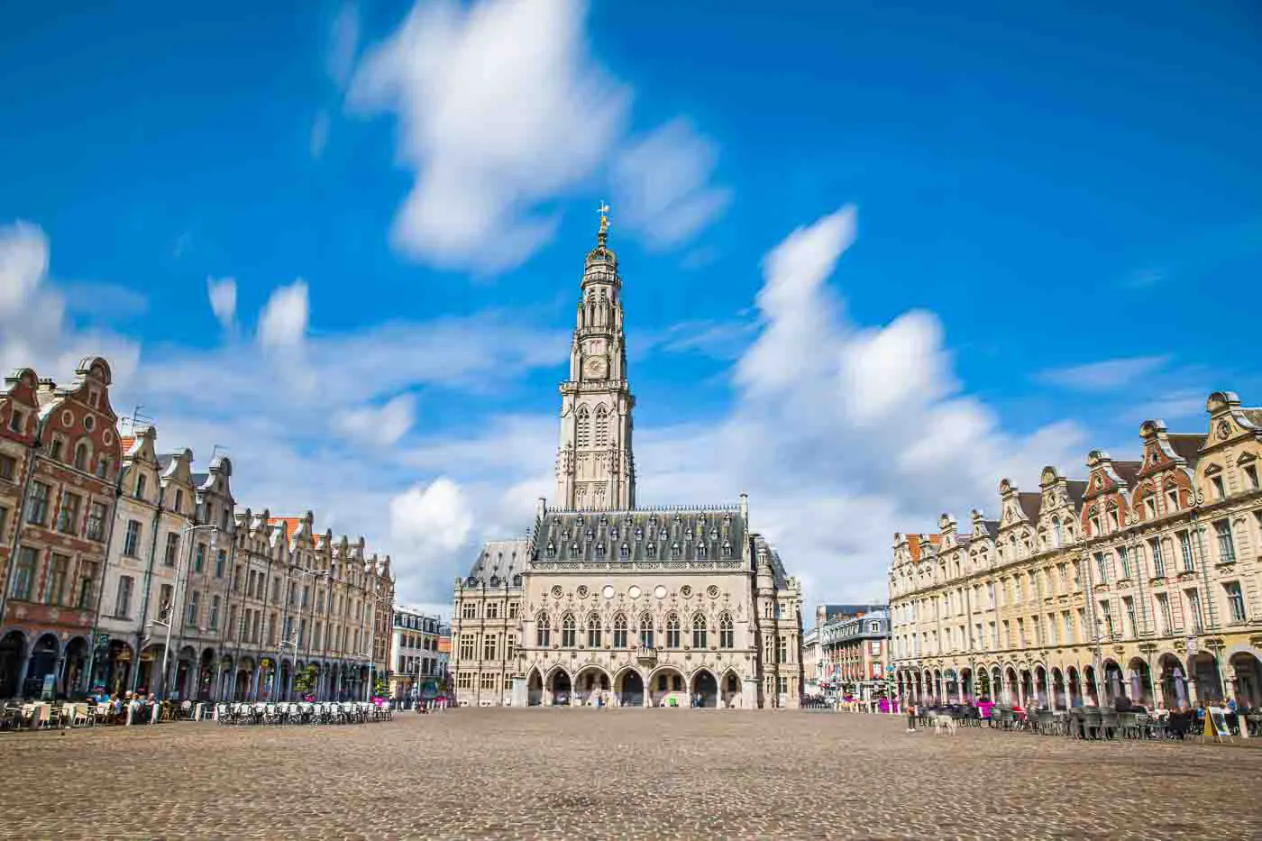 pose-longue-de-jour-du-beffroi-a-arras-nord-pas-de-calais