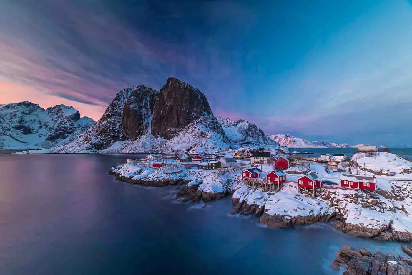 rorbu-maisons-rouges-au-lever-du-soleil-a-hamnoy-en-hiver-dans-les-iles-lofoten-en-norvege