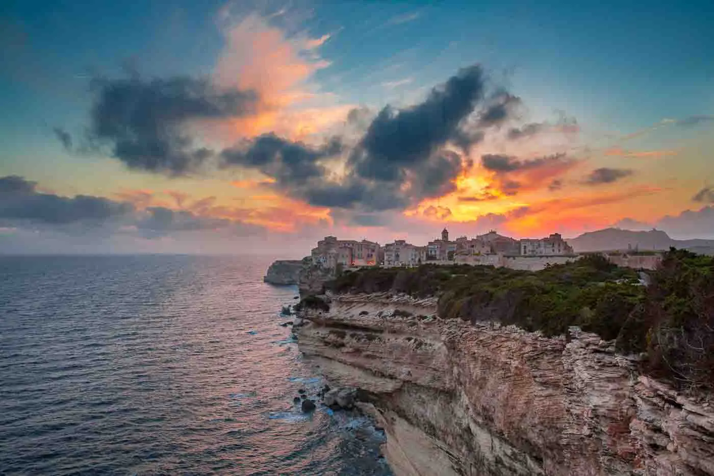 ville-de-bonifacio-sur-ile-de-beaute-corse-au-coucher-de-soleil